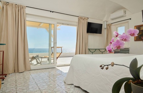 San Felice Circeo Bed & Breakfast | Isola di Eea Charming Bed and Breakfast , Rooms With Access to the Sea