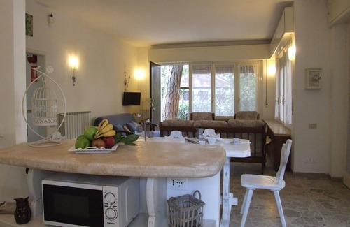 Marina di Castagneto Carducci Apartment | Lovely apartment for 8 guests with WIFI, TV and patio