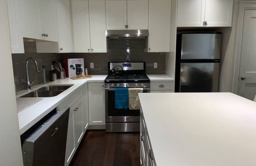 Riley Park-Little Mountain Apartment | *It's not too late!* NEW Listing by Super Host