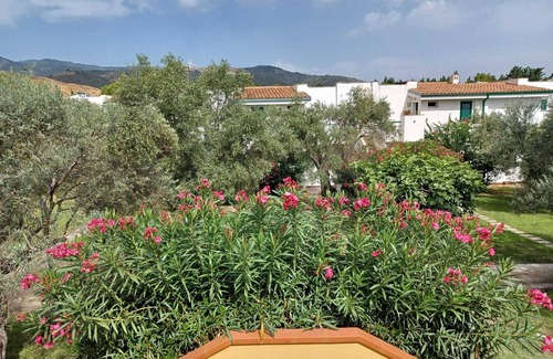 Sant'Andrea Apostolo dello Ionio Apartment | Apartment 'Tra Ulivi E Mare' with Shared Garden, Wi-Fi and Air Conditioning