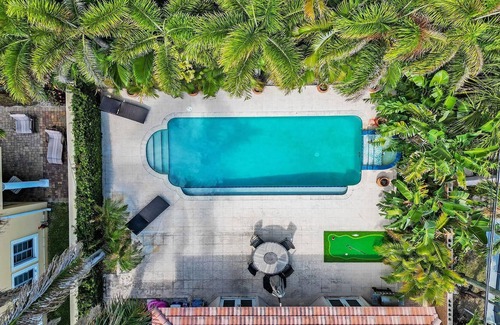 Birch Park Finger Streets House | Italian Beach House with Pool & King Bed 💎