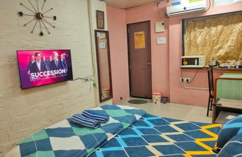 Juhu House | Ivory Room - Compact studio