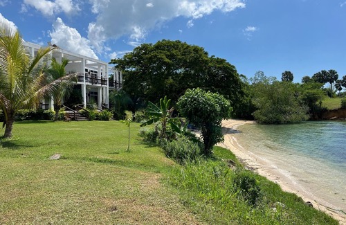 Whitehouse Apartment | Ivy's Cove - Luxury Villa with private beach