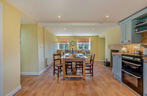 Elkstone Cottage | Ivycroft Cottage - a cottage that sleeps 6 guests in 3 bedrooms
