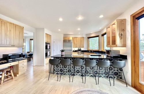 Boulder House | Ix'Calinda, Stunning Mountain Luxury Gateway, 15 mins to town.