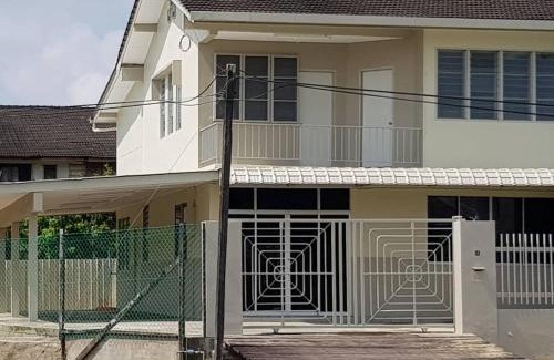 Sibu House | J & I Roomstay 2 Person with shared bathroom