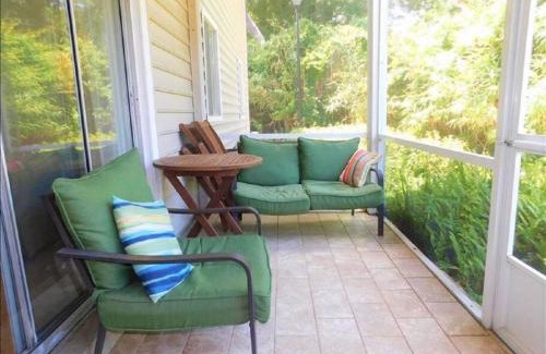 Demere Park House | J15 lovely village area condo sleeps 6 comfy very nicely furnished screened in porch