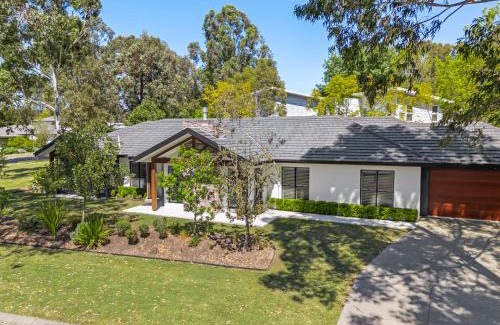 Pokolbin House | Jacaranda Amber The Vintage Golfside Luxe Villa
