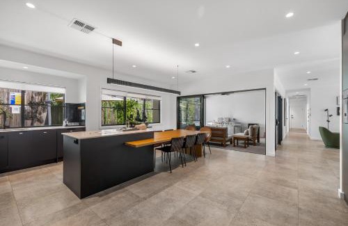 Pokolbin House | Jacaranda Amber The Vintage Golfside Luxe Villa