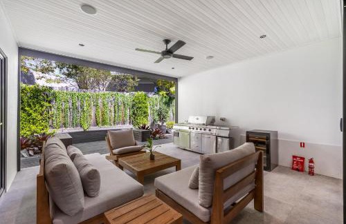 Pokolbin House | Jacaranda Amber The Vintage Golfside Luxe Villa