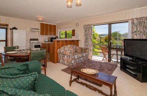 Whangamata House | Jacaranda Lodge - Whangamata Upstairs Unit
