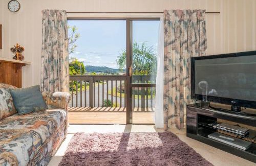 Whangamata House | Jacaranda Lodge - Whangamata Upstairs Unit