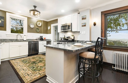 South Side Slopes House | Jackie's Hillside Charm - cozy, parking & glowing city view