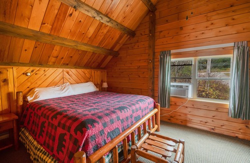 Jackman Cabin | Jackman 3BR Cabin – Snowy Seasonal Escape