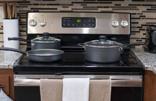 Northeast Orlando Apartment | jacuzzi & games + close to dwtn, disney, & parks!