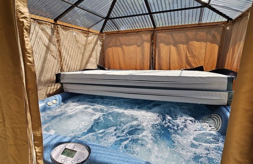 Lansing House | Jacuzzi Hot Tub, Pool Table- Perfect Getaway!