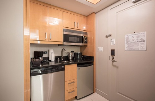 Las Vegas Apartment | Jacuzzi Suite 2 Bedroom Sleeps 8 Next to Planet Hollywood Casino