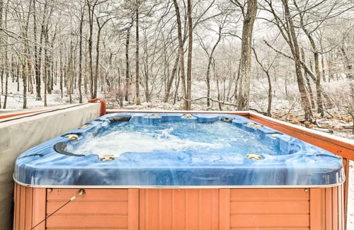 Pocono Mountain Lake House | Jacuzzi, wood fireplace, A/C, sauna, strong Wi-Fi