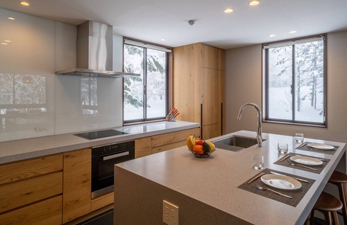 Hirafu House | Jade Rabbit