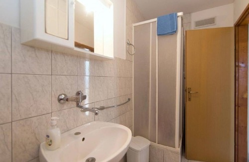 Vis Apartment | Jakša - Close to the sea & Free Parking - A2