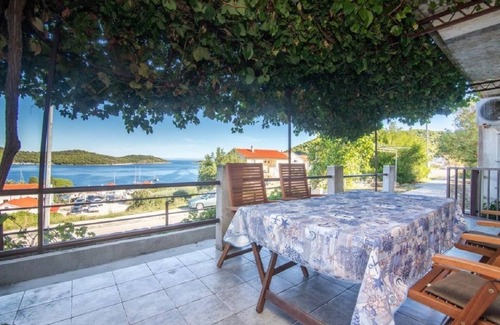 Vis Apartment | Jakša - Close to the sea & Free Parking - A2
