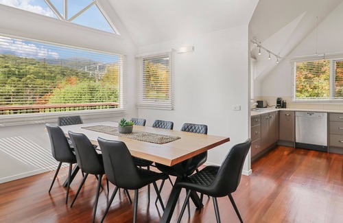Merrijig House | Jarrah House - Sleeps 10 - Merrijig