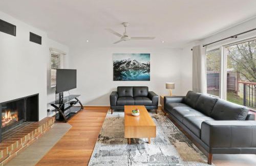 Merrijig House | Jarrah Lodge - Sleeps 10 - Merrijig