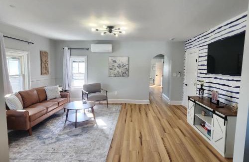 Federal Hill Apartment | Jennifer's Modern & Comfy Broadway Retreat