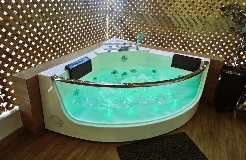 Petralona Apartment | Jenny's Dream Home II Athens Lux 2BR Apt, Hot Tub, CBD, Fast WIFI, Netflix