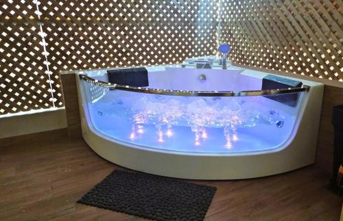 Petralona Apartment | Jenny's Dream Home II Athens Lux 2BR Apt, Hot Tub, CBD, Fast WIFI, Netflix