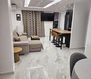 Petralona Apartment | Jenny's Dream Home II Athens Lux 2BR Apt, Hot Tub, CBD, Fast WIFI, Netflix
