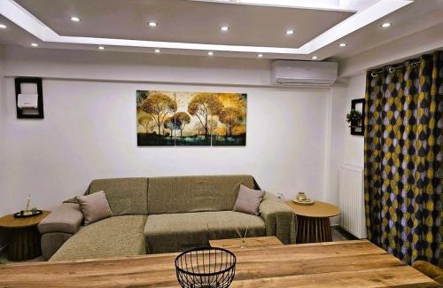 Petralona Apartment | Jenny's Dream Home II Athens Lux 2BR Apt, Hot Tub, CBD, Fast WIFI, Netflix