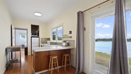 Lakes Entrance House | Jetty Road on the Beach