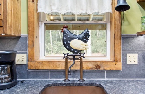 Jim Thorpe Cabin | Jim Thorpe Rustic Cabin With Hot Tub, EV Charger, BBQ Grill & Outdoor Games!
