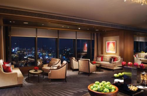 Jing'an Hotel | Jing An Shangri-La, Shanghai - sits centrally amid Puxi's iconic landmarks, uniquely positioned nearby Jing'an Temple