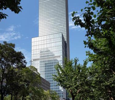 Jing'an Hotel | Jing An Shangri-La, Shanghai - sits centrally amid Puxi's iconic landmarks, uniquely positioned nearby Jing'an Temple