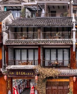 Fenghuang House | Jiuqi Tongnian High-end River View B&B