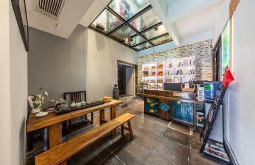 Fenghuang House | Jiuqi Tongnian High-end River View B&B