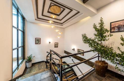 Fenghuang House | Jiuqi Tongnian High-end River View B&B