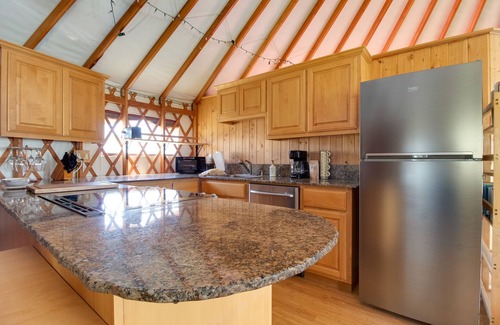 Sisters Apartment | JJR Private Yurt with full bathroom, mountain views,