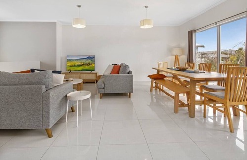 Aldinga Beach House | Jo's Sanctuary- 4 Bdrms, Sleeps 10, Beach & scrub