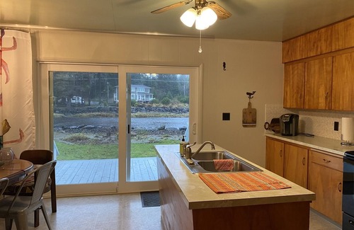 Pacific Beach House | Joe Creek Inn- Unique Home