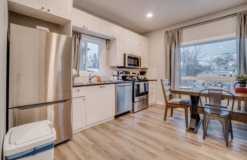 North Central Edmonton Apartment | Joey - Central Hub for Nomads & Urban Explorers!