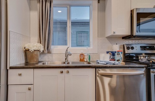 North Central Edmonton Apartment | Joey - Central Hub for Nomads & Urban Explorers!