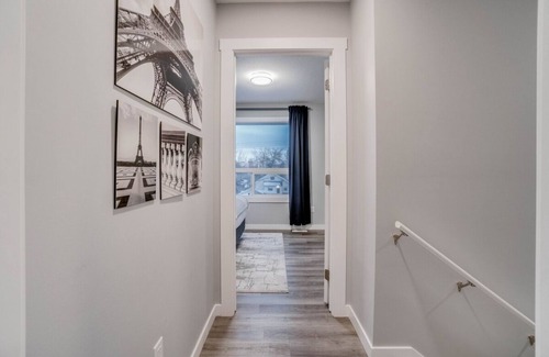 North Central Edmonton Apartment | Joey - Central Hub for Nomads & Urban Explorers!