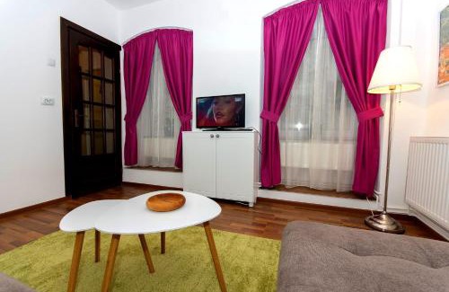 Brasov City Centre Apartment | John Residence Aparthotel Brasov with Parking Option