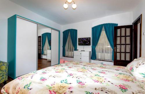 Brasov City Centre Apartment | John Residence Aparthotel Brasov with Parking Option