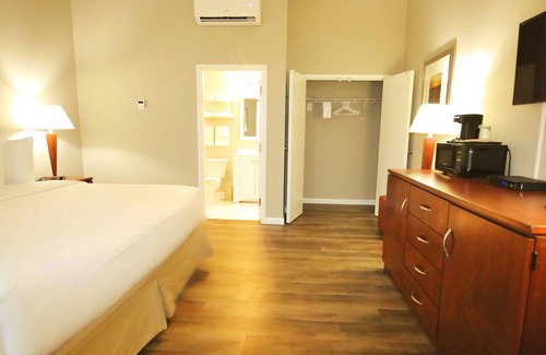 St. Petersburg - Clearwater House | John's Pass Boardwalk Hotel Rooms- Parking included for boardwalk