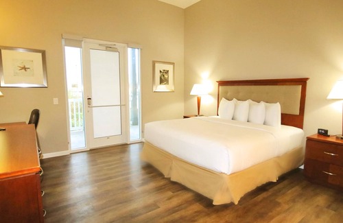 St. Petersburg - Clearwater House | John's Pass Boardwalk Hotel Rooms- Parking included for boardwalk