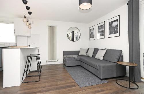 Old Town Apartment | JOIVY Contemporary Royal Mile Apartment with Balcony